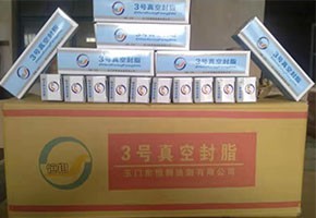 本產(chǎn)品是由潤(rùn)滑油基礎(chǔ)油經(jīng)精餾、稠化并加入適量的添加劑，再經(jīng)后處理后制得。本產(chǎn)品主要用作真空系統(tǒng)的活動(dòng)部分和可拆卸部分的密封和潤(rùn)滑。1、2、3號(hào)適用于30℃條件下使用，4號(hào)最高使用溫度可達(dá)120℃，可用